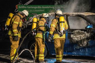 Esslingen-Sirnau: BMW SUV brennt vollstaendig aus - Brandstiftung - 160.000 Euro Schaden 